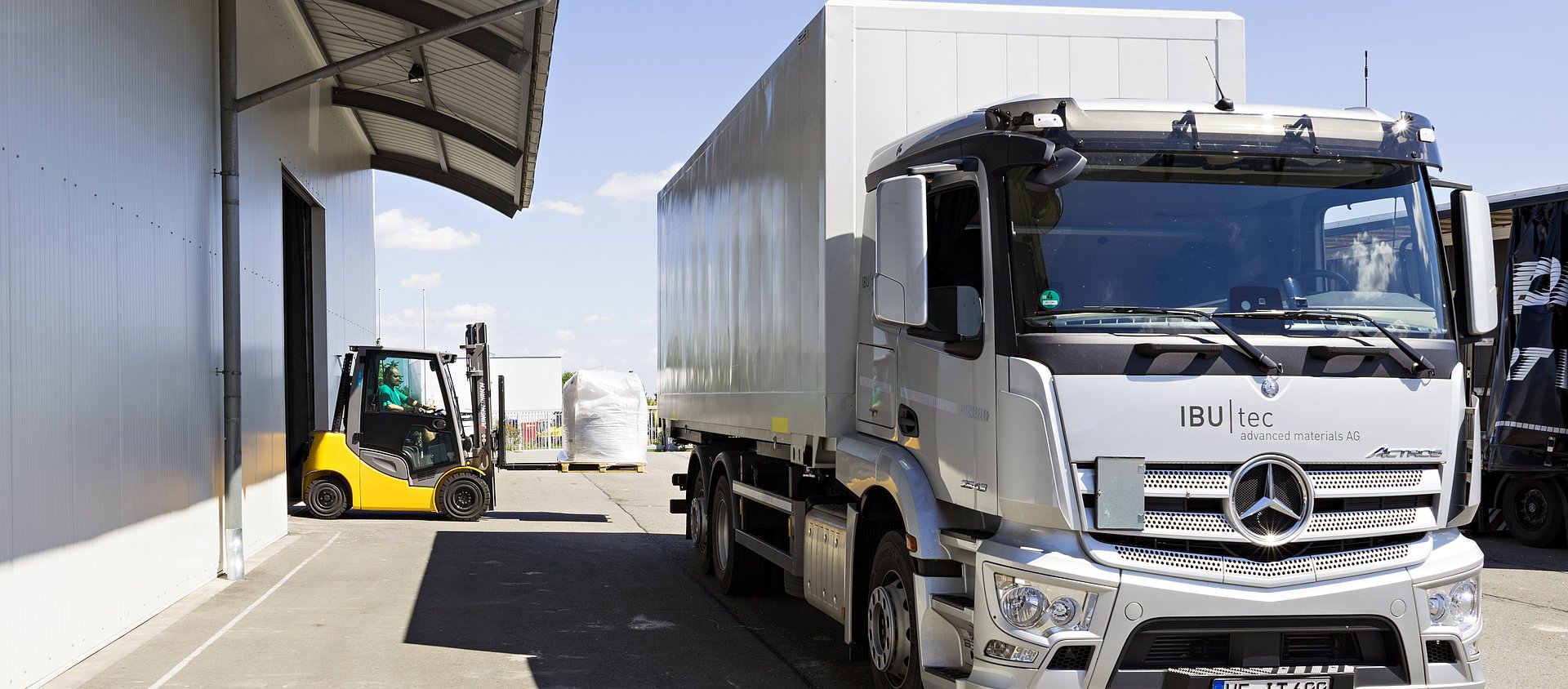 IBU-tec Group Purchasing and Supplier Management Photo de couverture de camions devant l'entrepôt de Nohra près de Weimar